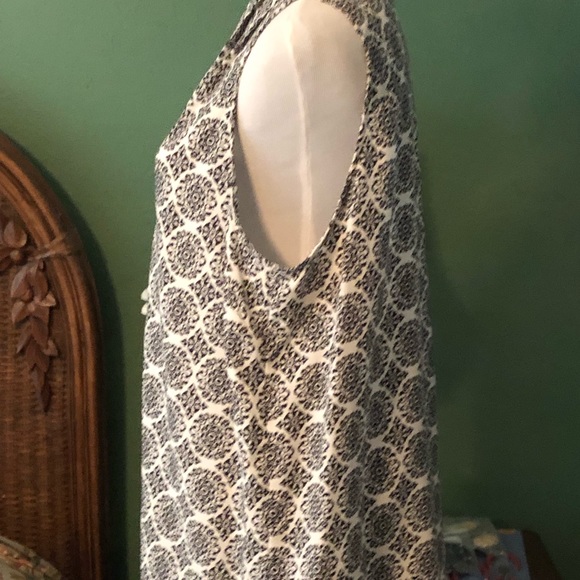 White & Black Scroll Print Long Length Sleeveless Blouse - Picture 4 of 7